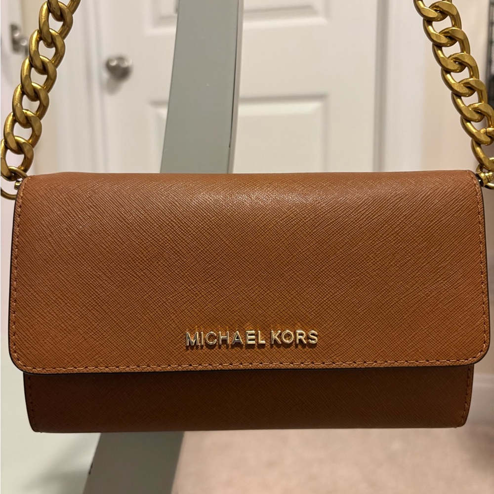 NWOT MICHAEL KORS WALLET/CLUTCH PURSE WITH GOLD CHAIN - Picture 2 of 6